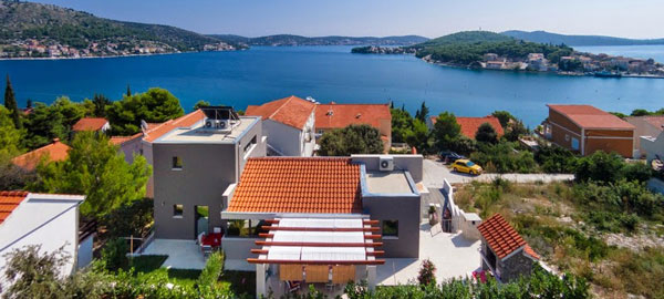 Holiday villa with pool in Rogoznica in Dalmatia