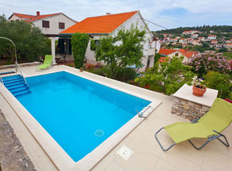 Colorful villa with swimming pool in Sutivan on Brač Island