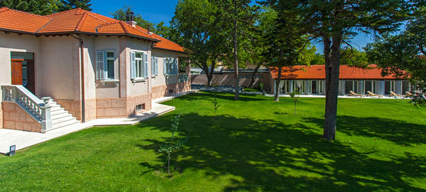 Holiday villa with swimming pool in hinterland of Split