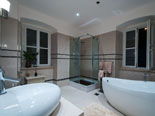 En-suite bathroom of the senior suite on the first floor of this Dubrovnik exclusive villa