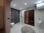 En-suite bathroom in bedroom in the first floor apartment in Ciovo luxury villa 