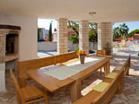 Outside dining and BBQ in Dalmatian holiday villa with pool for rent in Sumartin on Brač Island 