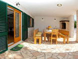 Outside dining and BBQ in Dalmatian holiday villa with pool for rent in Sumartin on Brač Island 