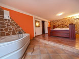 Bedroom with bathtub in Brač holiday rental villa in Sumartin - Dalmatia - Croatia